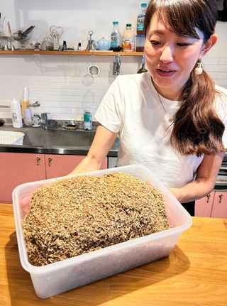 醸造所から引き取った麦芽かす＝加古川市内