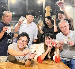 クラフトビールの麦芽かすを使ったグラノーラを商品化した梶原伸介さん（手前左）と安妻友香さん（手前右）＝加古川市平岡町新在家２、マイルストーンブルーイング東加古川醸造所
