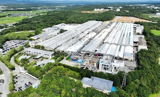 トクセン工業の本社工場。右奥が新工場棟の建設地（同社提供）