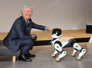 高齢者の在宅生活を支援するロボット「ホームレオ」。川崎重工業の橋本康彦社長が披露した＝東京都内