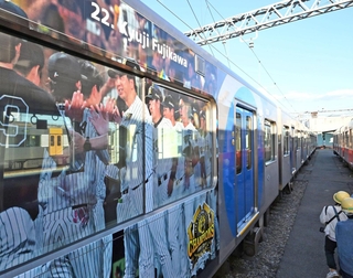 阪神タイガースのリーグ連覇を祝ってラッピングされた車両。藤川球児監督らの写真があしらわれている＝７日午後、尼崎市北城内、阪神電鉄尼崎車庫（撮影・斎藤雅志）