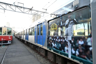 阪神タイガースのリーグ連覇を祝ってラッピングされた車両。高橋遥人投手らの写真があしらわれている＝７日午後、尼崎市北城内、阪神電鉄尼崎車庫（撮影・斎藤雅志）