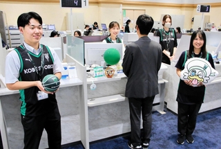 神戸ストークスのユニホーム姿で接客に当たるみなと銀行本店営業部の従業員ら＝神戸市中央区三宮町２