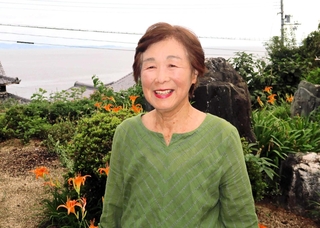 「海のそばにオレンジの花が広がる風景をもう一度見たい」と話す廣田久美さん＝淡路市釜口