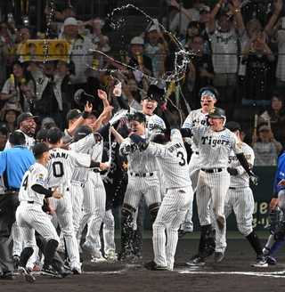 サヨナラホームランに歓喜する阪神ナイン＝９月２１日、甲子園球場
