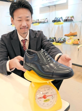 軽さを追求したビジネスシューズを生産している三國製靴の金谷一秀専務＝神戸市中央区港島中町６
