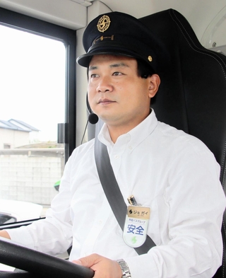 県内初の特定技能の外国人バス運転手になった神姫バスの徐凱さん＝姫路市阿保、神姫バス姫路東出張所