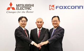 東京で合同会見を開いた（左から）三菱電機の加賀邦彦副社長、三菱電機モビリティの田中和徳社長、鴻海の関潤ＥＶ最高戦略責任者（三菱電機提供）