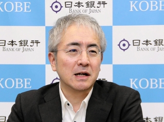兵庫県の金融経済概況を説明する大関雄資・日銀神戸支店長＝神戸市中央区京町