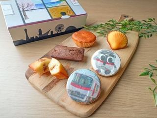 フィナンシェやクッキーなどのコラボ商品（山陽電気鉄道提供）