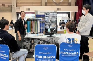 今年２月に開かれた交流会＝尼崎市内（ＮＰＯ法人コミュニティ事業支援ネット提供）