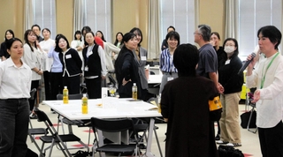 技術系女性らがワークショップに挑戦した交流会＝神戸市中央区脇浜町３