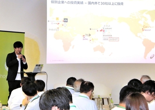 講演するアシックス・ベンチャーズの田口凌さん（左端）＝神戸市中央区浪花町