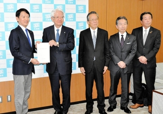 斎藤元彦知事（左）に要望書を手渡す兵庫県商工会議所連合会の川崎博也会頭（左から２人目）ら＝兵庫県庁