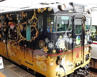 きらびやかな外観の「うみやまむすび」＝２０１９年、ＪＲ城崎温泉駅