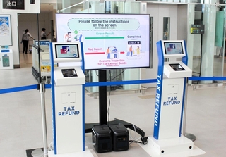 神戸空港に設置された新しい免税手続きの専用端末＝神戸市中央区神戸空港