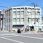 エスコンが取得した旧三井住友銀行湊川支店の土地と建物（中央）＝神戸市兵庫区東山町２