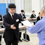 山陽特殊製鋼の内定式で、内定証を受け取る内定者＝１日、姫路市飾磨区中島、同社本社