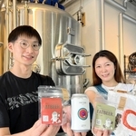 定番商品のクラフトビールと、その醸造過程で出た麦芽かすを使ったグラノーラ＝神戸市兵庫区雪御所町、オープンエア湊山醸造所
