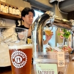 クラフトビール（左）と麦芽かすを加工したグラノーラ＝加古川市平岡町新在家２、マイルストーンブルーイング東加古川醸造所