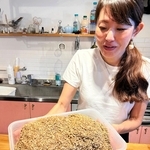 醸造所から引き取った麦芽かす＝加古川市内