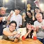 クラフトビールの麦芽かすを使ったグラノーラを商品化した梶原伸介さん（手前左）と安妻友香さん（手前右）＝加古川市平岡町新在家２、マイルストーンブルーイング東加古川醸造所