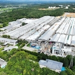 トクセン工業の本社工場。右奥が新工場棟の建設地（同社提供）