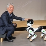 高齢者の在宅生活を支援するロボット「ホームレオ」。川崎重工業の橋本康彦社長が披露した＝東京都内