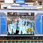 阪神タイガースのセ・リーグ連覇を祝ってラッピングされた車両。藤川球児監督らの写真があしらわれている＝７日午後、阪神尼崎駅