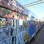 阪神タイガースのリーグ連覇を祝ってラッピングされた車両。藤川球児監督らの写真があしらわれている＝７日午後、尼崎市北城内、阪神電鉄尼崎車庫（撮影・斎藤雅志）