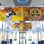 阪神タイガースのリーグ連覇を祝って選手らのポスターで飾られた車両内＝７日午後、尼崎市北城内、阪神電鉄尼崎車庫（撮影・斎藤雅志）