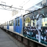 阪神タイガースのリーグ連覇を祝ってラッピングされた車両。高橋遥人投手らの写真があしらわれている＝７日午後、尼崎市北城内、阪神電鉄尼崎車庫（撮影・斎藤雅志）