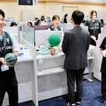 神戸ストークスのユニホーム姿で接客に当たるみなと銀行本店営業部の従業員ら＝神戸市中央区三宮町２