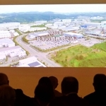 産団協の歴史を振り返る映像に見入る参加者＝神戸市中央区港島中町６