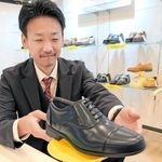 軽さを追求したビジネスシューズを生産している三國製靴の金谷一秀専務＝神戸市中央区港島中町６
