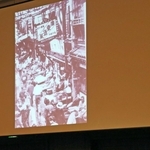 戦前の南京町のスライドを映して講演する曹英生さん＝神戸市中央区波止場町５