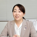 インタビューに応じるカネミツの山川清日社長＝明石市大蔵本町