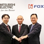 東京で合同会見を開いた（左から）三菱電機の加賀邦彦副社長、三菱電機モビリティの田中和徳社長、鴻海の関潤ＥＶ最高戦略責任者（三菱電機提供）