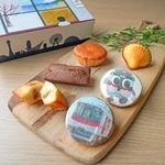 フィナンシェやクッキーなどのコラボ商品（山陽電気鉄道提供）