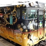 きらびやかな外観の「うみやまむすび」＝２０１９年、ＪＲ城崎温泉駅