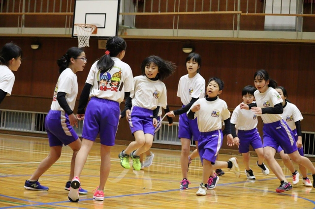 次々に縄を跳ぶ「Ｋ．Ｂ．Ｈｏｐｐｅｒｓ」のメンバーたち＝西宮市瓦林町、瓦林小学校