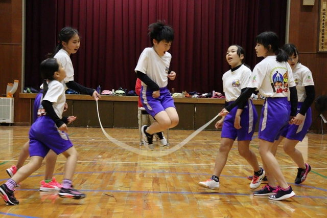 次々に縄を跳ぶ「Ｋ．Ｂ．Ｈｏｐｐｅｒｓ」のメンバーたち＝西宮市瓦林町、瓦林小学校