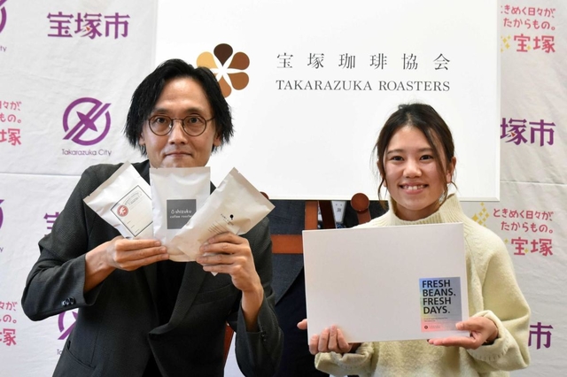 コラボ商品をＰＲする宝塚珈琲協会のメンバー＝宝塚市役所