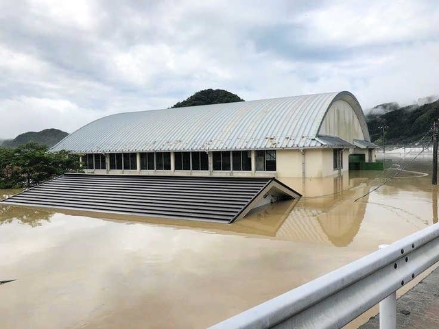 校舎や体育館が浸水した球磨村立渡小学校（ＭＯＶＥ提供）