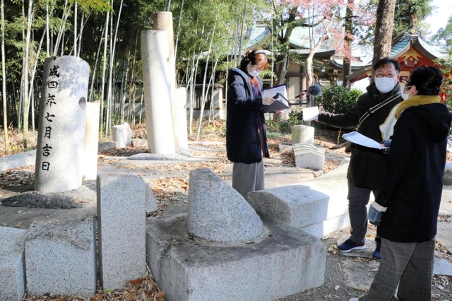 崩壊した鳥居で作られたモニュメント前で収録するパーソナリティーの大内康弘さん（中央）ら＝伊丹市荒牧３、天日神社