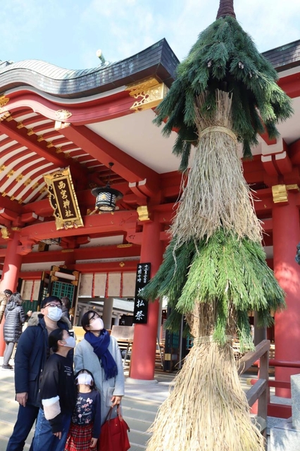 恒例の新年準備で設置された「逆さ門松」＝西宮市社家町、西宮神社