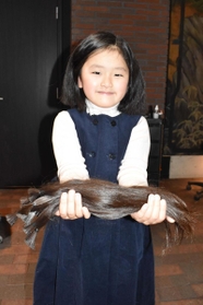 ヘアドネーションに共感し、４年伸ばした髪を切った北村美紗さん＝西宮市南越木岩町