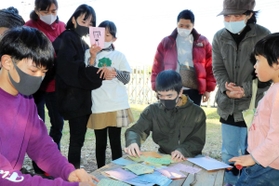 １０年前の自分が書いたメッセージを探す参加者＝西宮市久保町