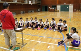 先生の指導を熱心に聞く児童たち＝西宮市瓦林町、瓦林小学校