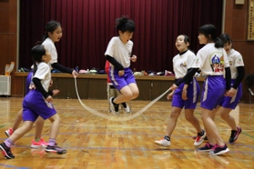 次々に縄を跳ぶ「Ｋ．Ｂ．Ｈｏｐｐｅｒｓ」のメンバーたち＝西宮市瓦林町、瓦林小学校